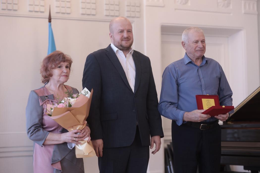 «Не искать случайных встреч»: 17 псковских пар получили медали за полвека любви