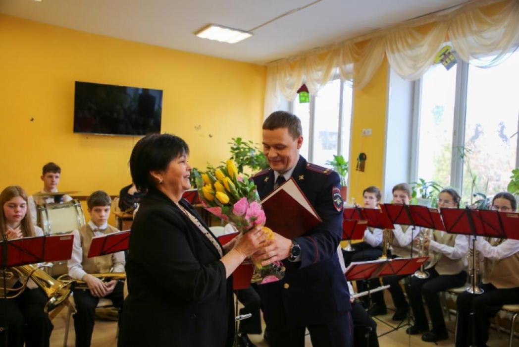 Псковские полицейские поздравили воспитанниц и коллектив подшефного центра помощи детям с 8 Марта
