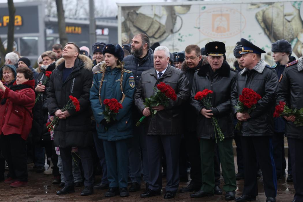 В Черёхе возложили цветы к мемориалу героям-десантникам 6-й роты