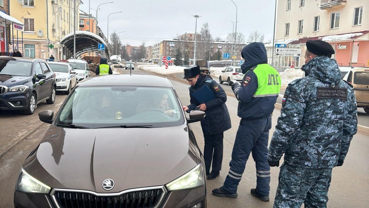 В Великих Луках водителям напомнили о мерах безопасности за рулём и сервисах ФССП