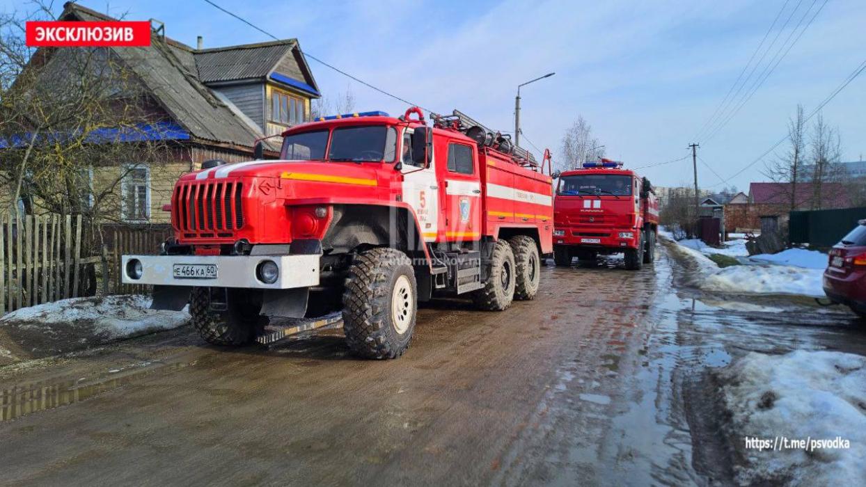 Автомобиль загорелся на улице в Великих Луках