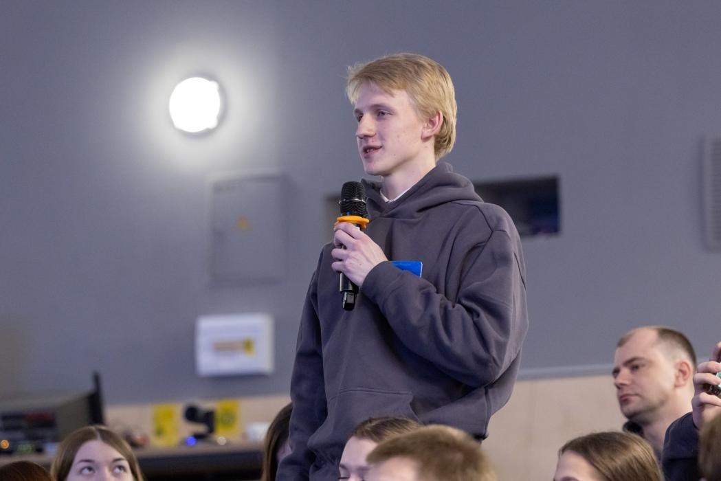 Губернатор, школьники и живой диалог: репортаж с форума «Голос молодёжи»