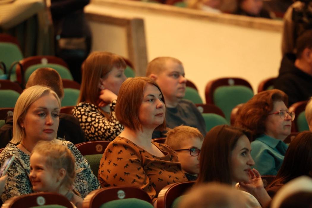 Концерт «Мусоргский. Картинки на песке…» проходит в Псковской областной филармонии