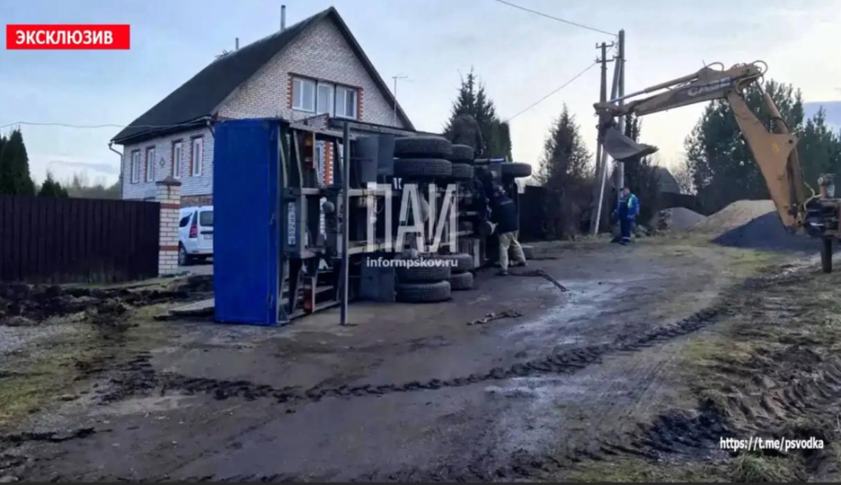 Манипулятор опрокинулся на оператора в Великолукском районе