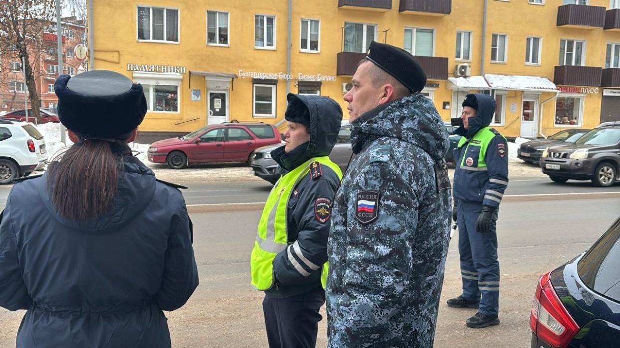 В Великих Луках водителям напомнили о мерах безопасности за рулём и сервисах ФССП