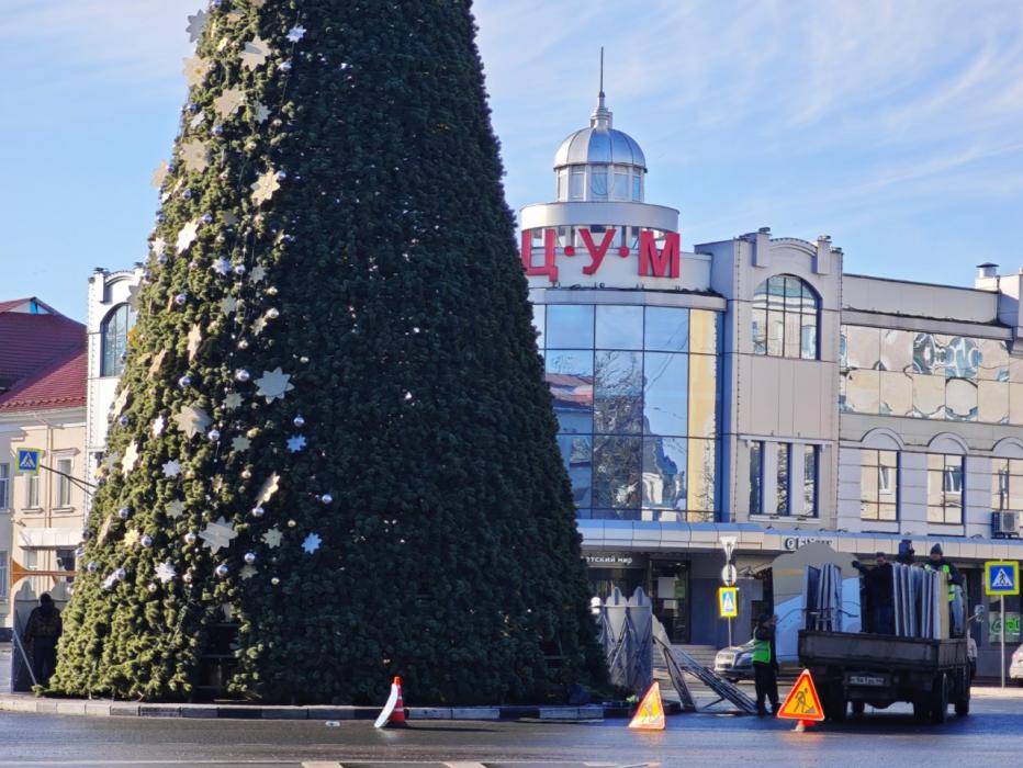 Городскую ёлку разбирают в Пскове