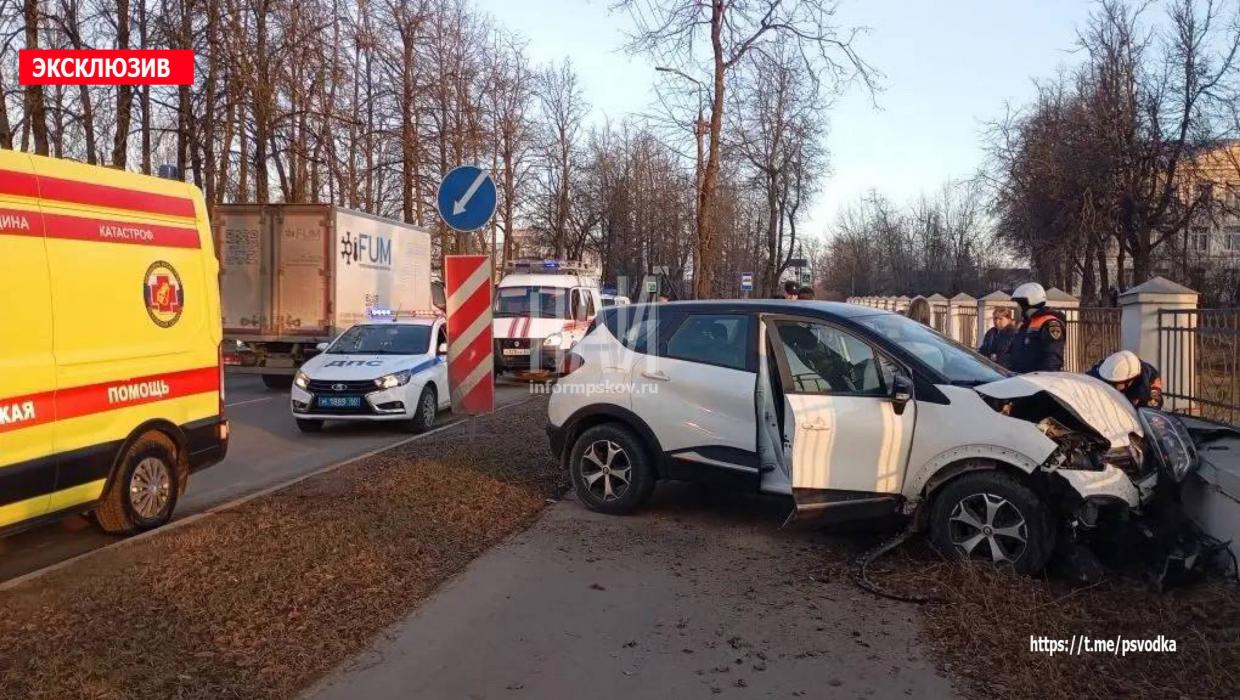 В Пскове столкнулись два автомобиля, пострадал один из водителей