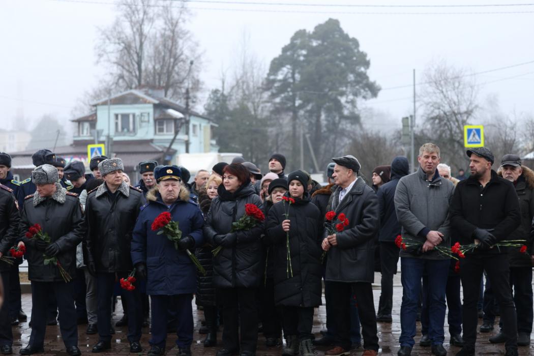 В Черёхе возложили цветы к мемориалу героям-десантникам 6-й роты
