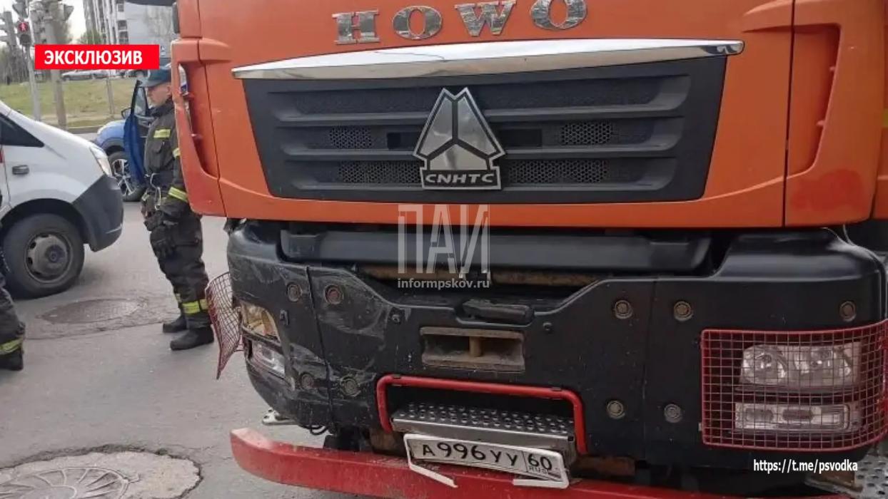 Авария на улице Народной в Пскове