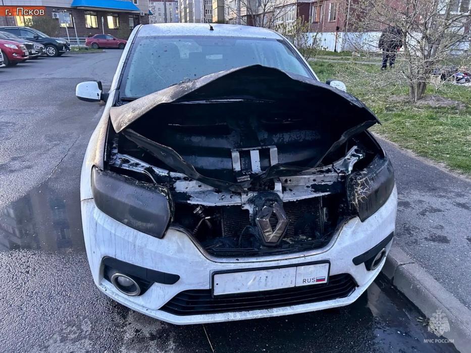 Автомобиль загорелся на улице Рокоссовского в Пскове
