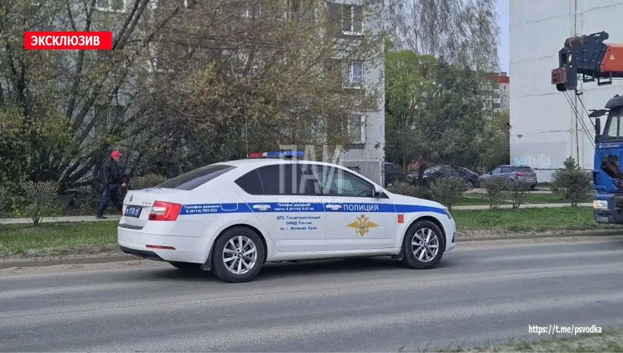 В Великих Луках водитель грузового автомобиля КамАЗ зацепил самокатчик