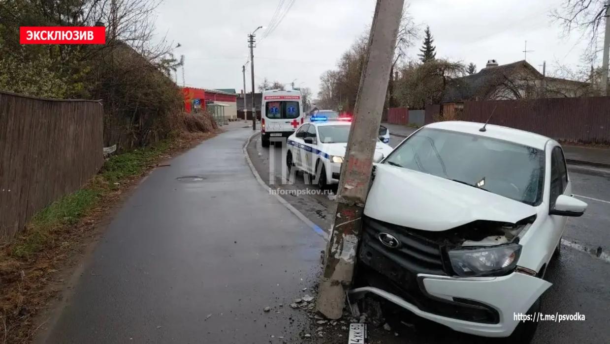 Автомобиль совершил наезд на мачту освещения в Пскове