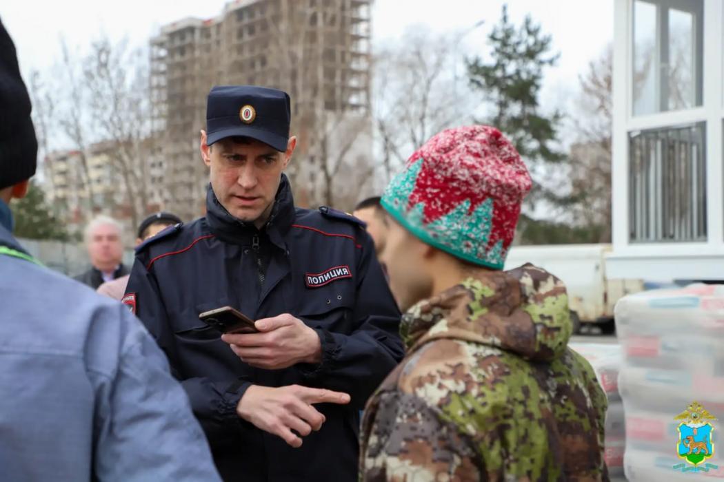Полиция пресекла незаконную трудовую деятельность мигрантов на стройках в Пскове