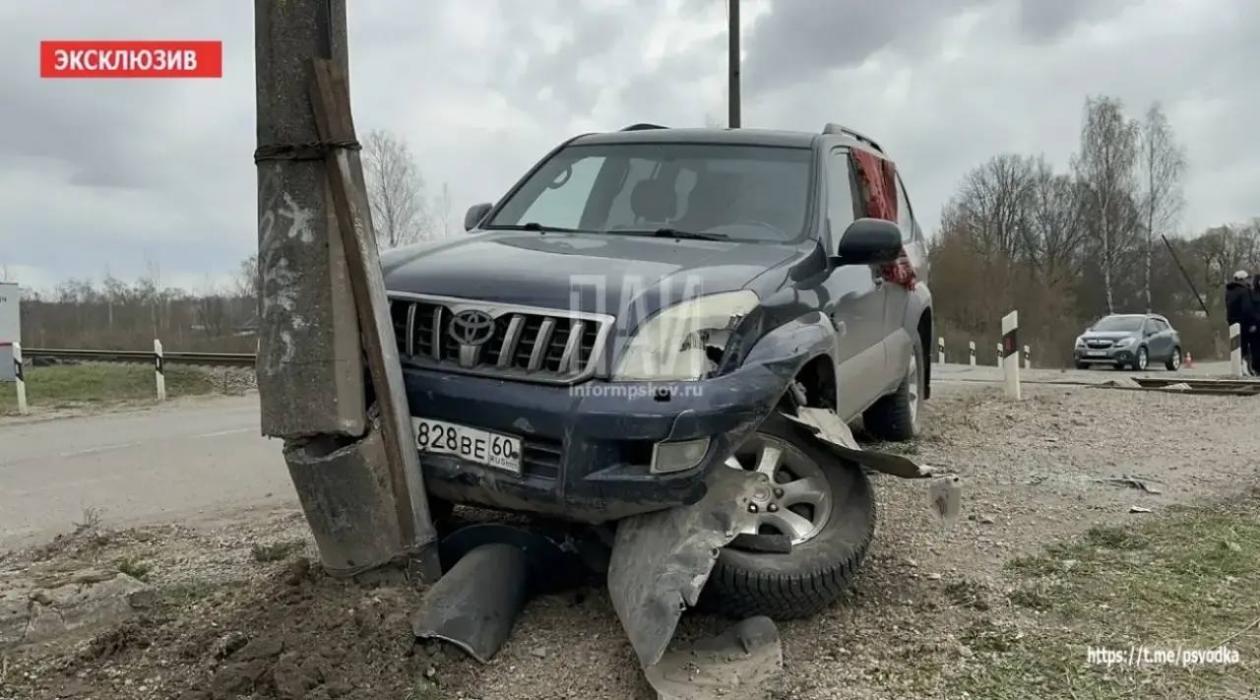 Автомобиль врезался в фонарный столб на железнодорожном переезде в Великих Луках