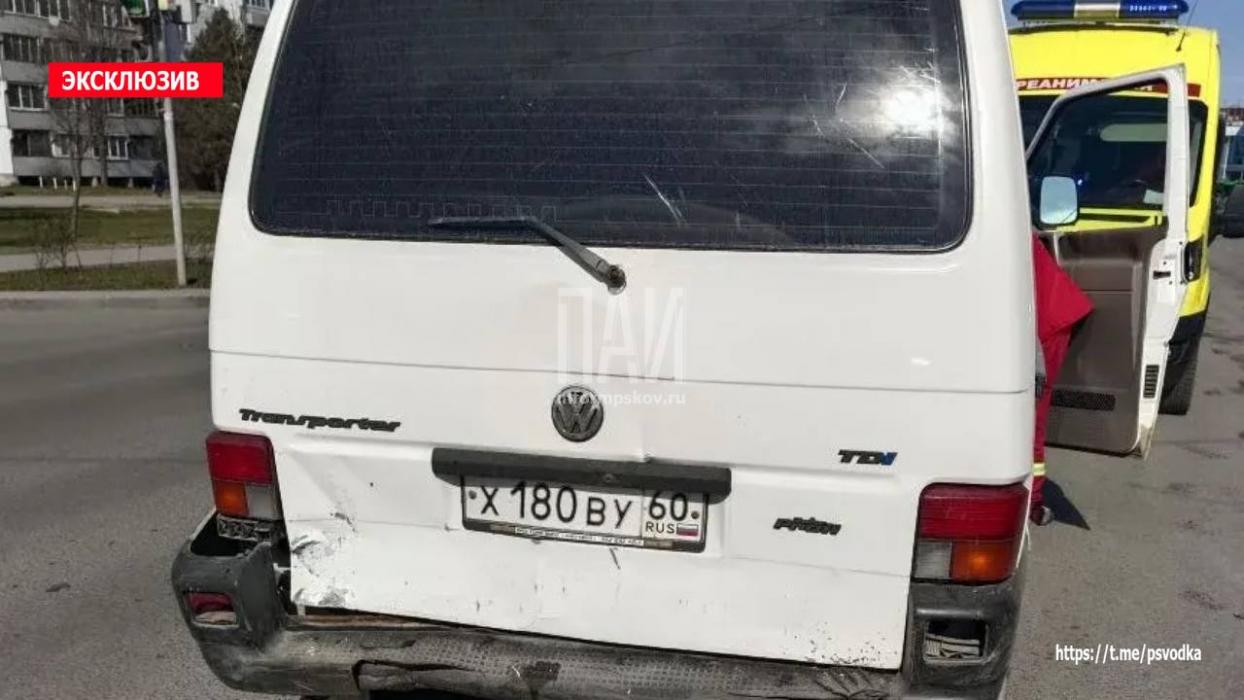 Два автомобиля столкнулись у рынка «Нива» в Пскове