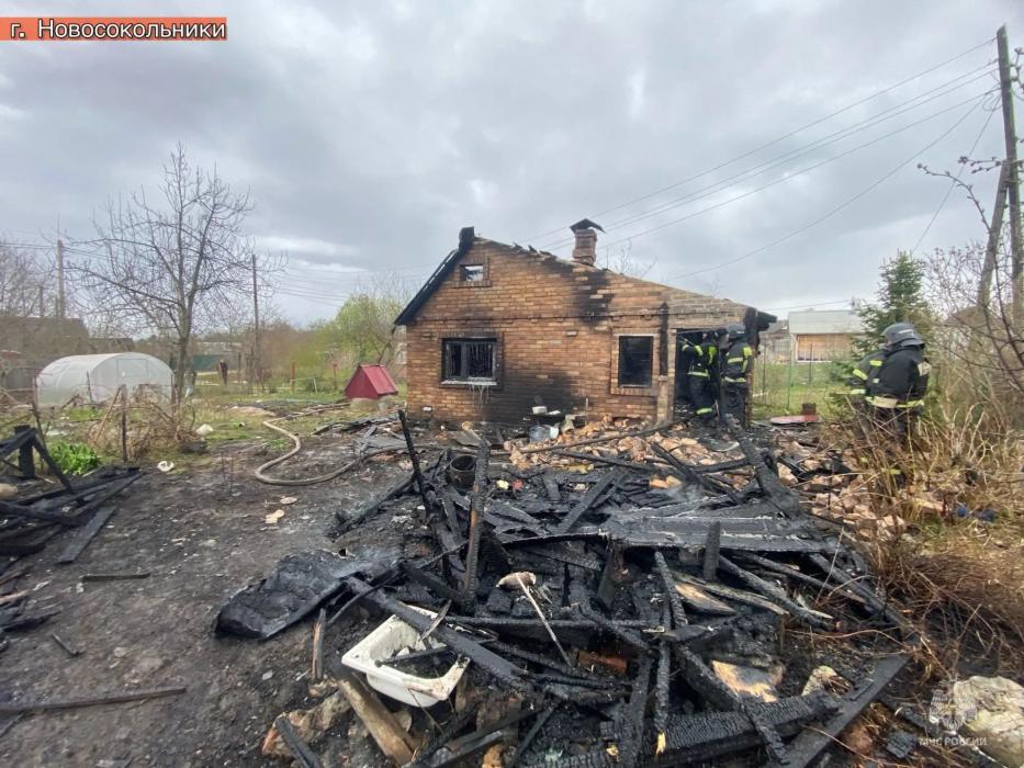 57-летняя женщина пострадала при пожаре в Великих Луках