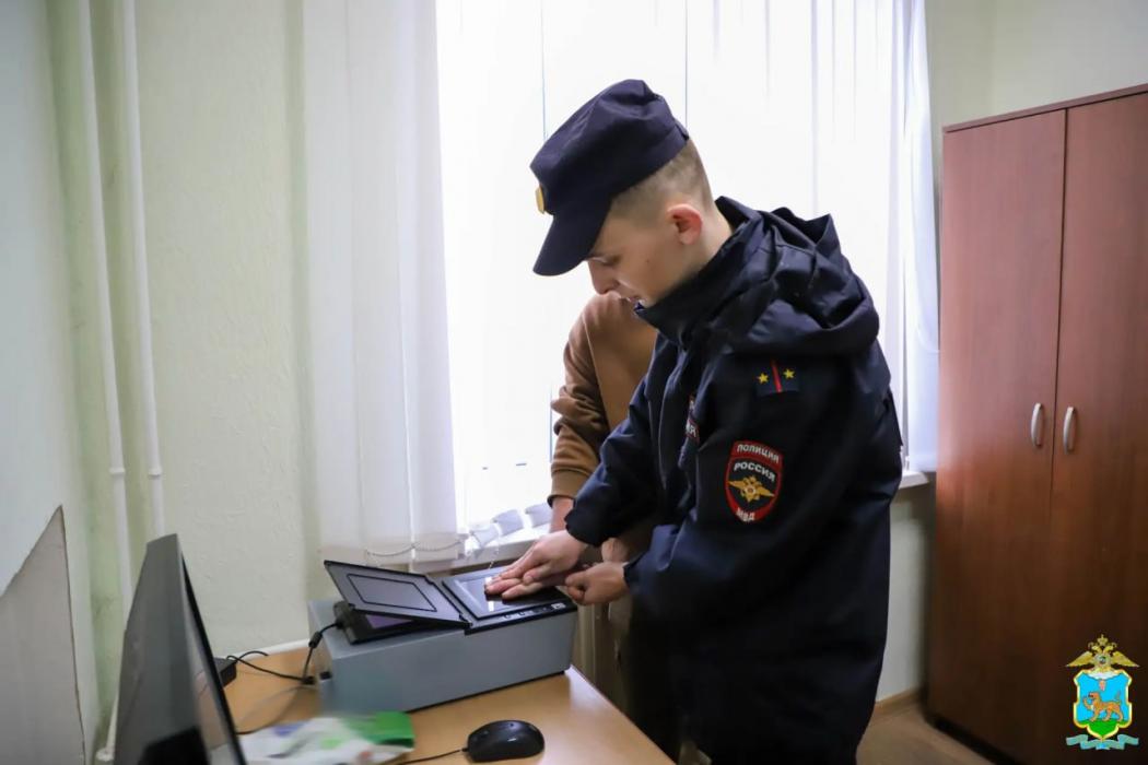 Полиция пресекла незаконную трудовую деятельность мигрантов на стройках в Пскове