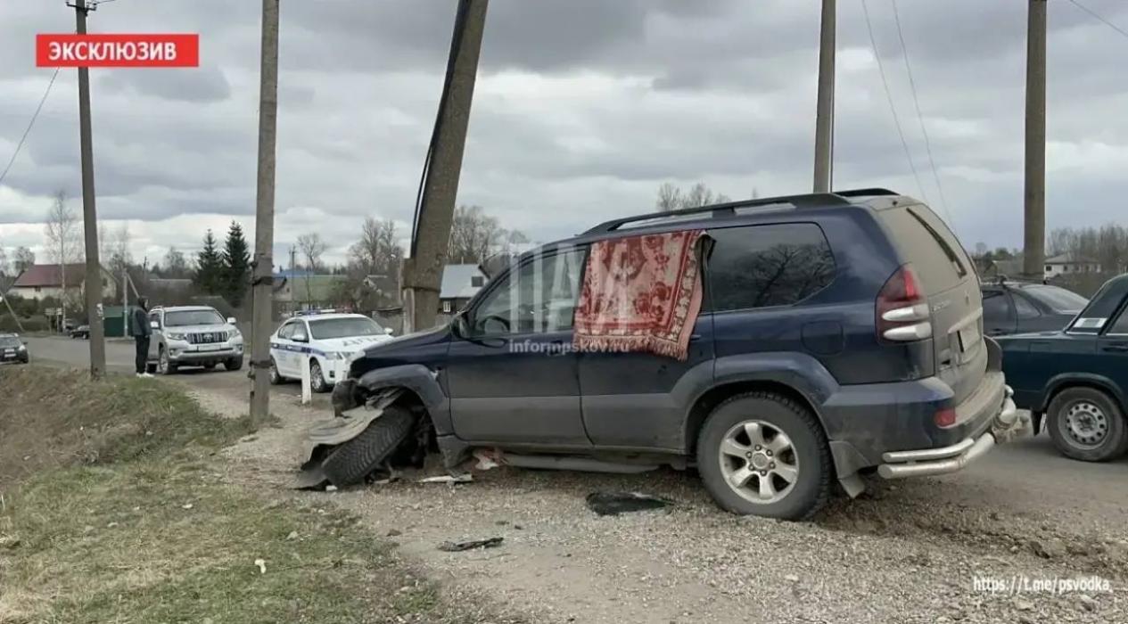 Автомобиль врезался в фонарный столб на железнодорожном переезде в Великих Луках