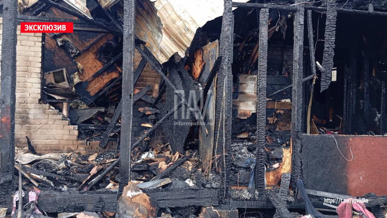 Дом многодетной семьи сгорел в Порхове