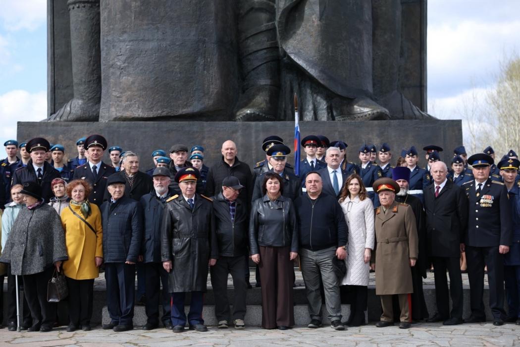 В Пскове возложили цветы к памятнику дружине Александра Невского на горе Соколиха