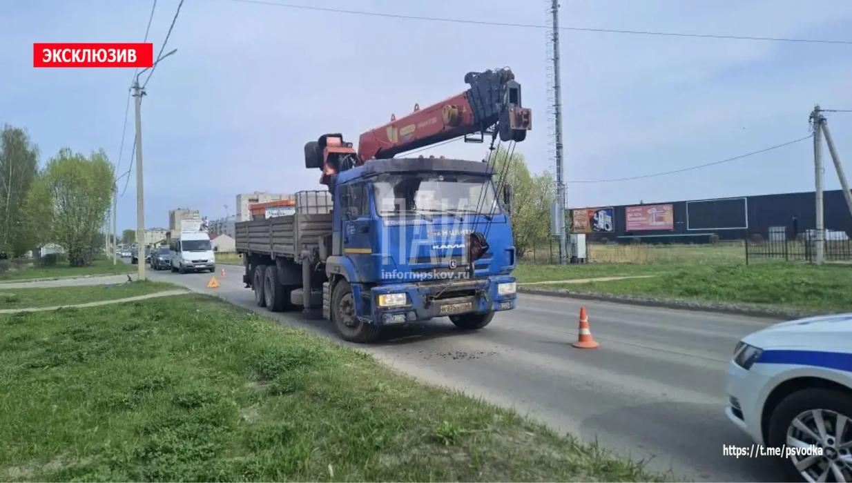 В Великих Луках водитель грузового автомобиля КамАЗ зацепил самокатчик