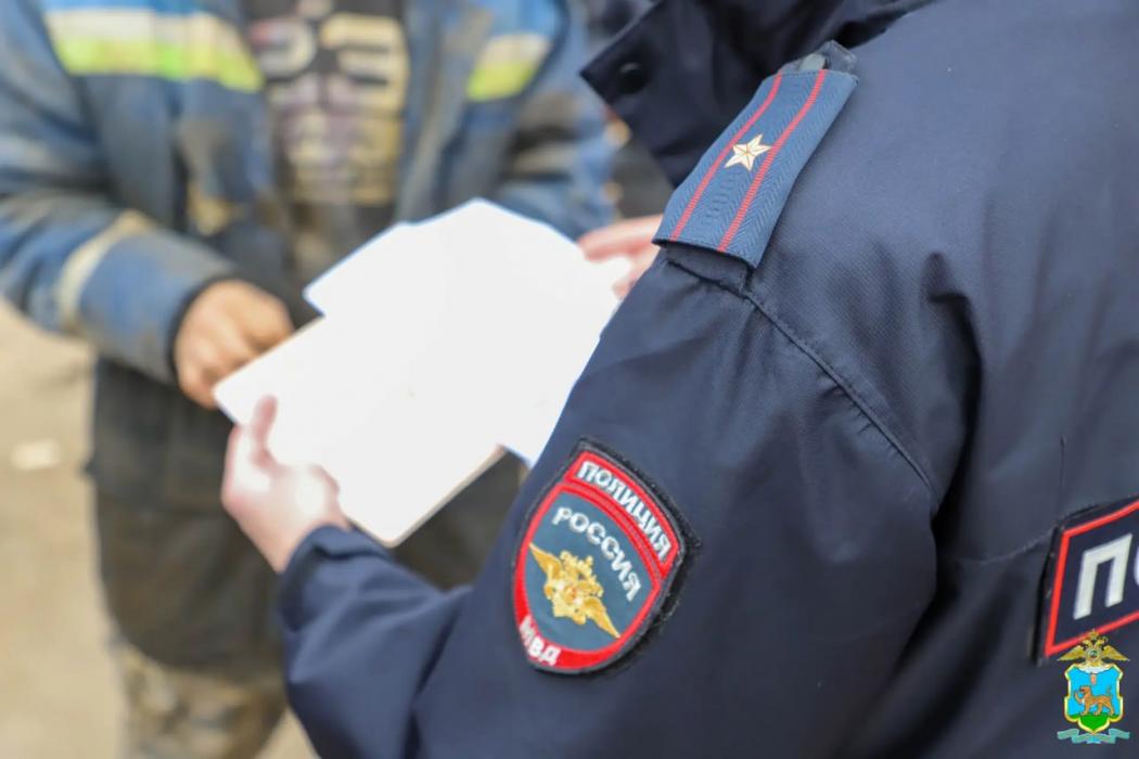 Полиция пресекла незаконную трудовую деятельность мигрантов на стройках в Пскове