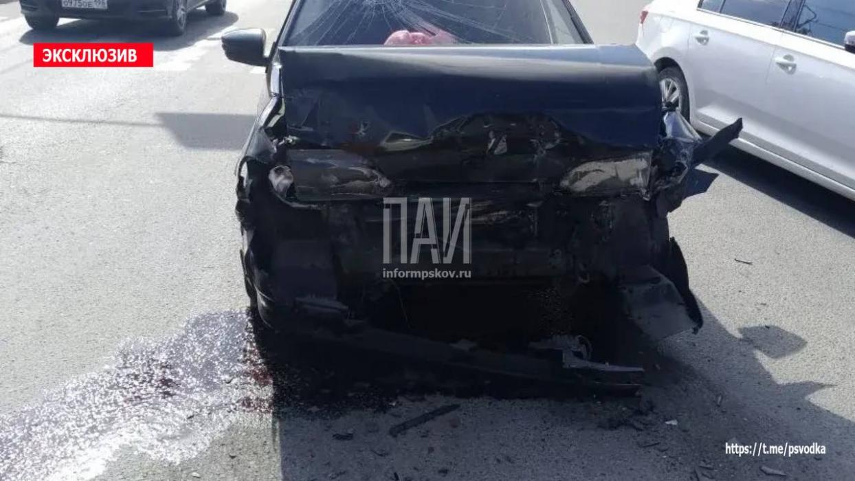 Два автомобиля столкнулись у рынка «Нива» в Пскове