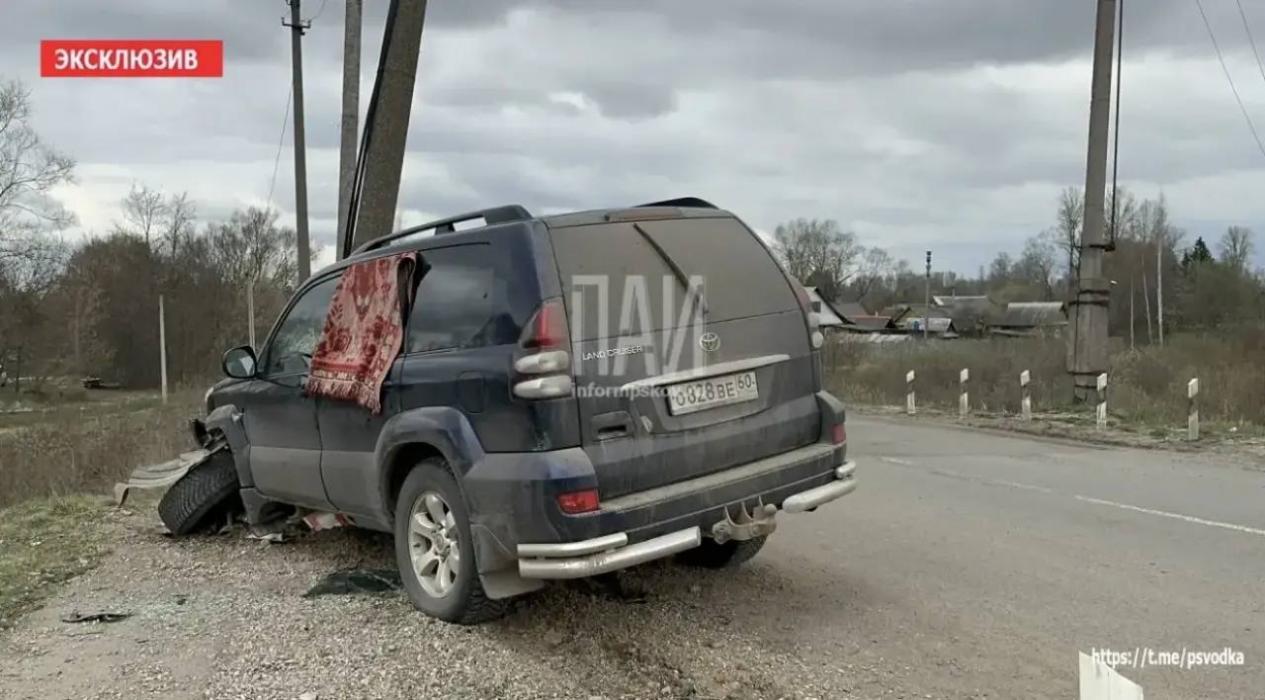 Автомобиль врезался в фонарный столб на железнодорожном переезде в Великих Луках
