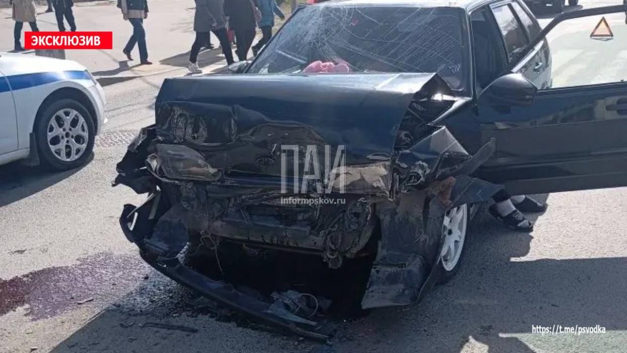 Два автомобиля столкнулись у рынка «Нива» в Пскове