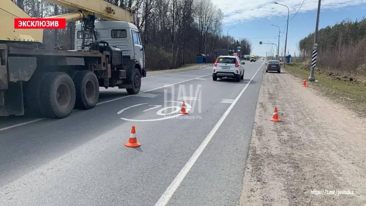 В Пскове женщина перебегала дорогу вне перехода и попала под машину