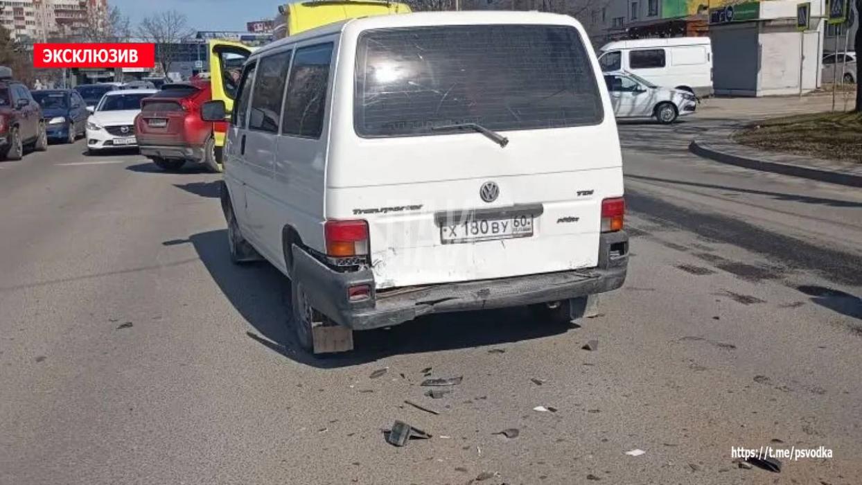 Два автомобиля столкнулись у рынка «Нива» в Пскове