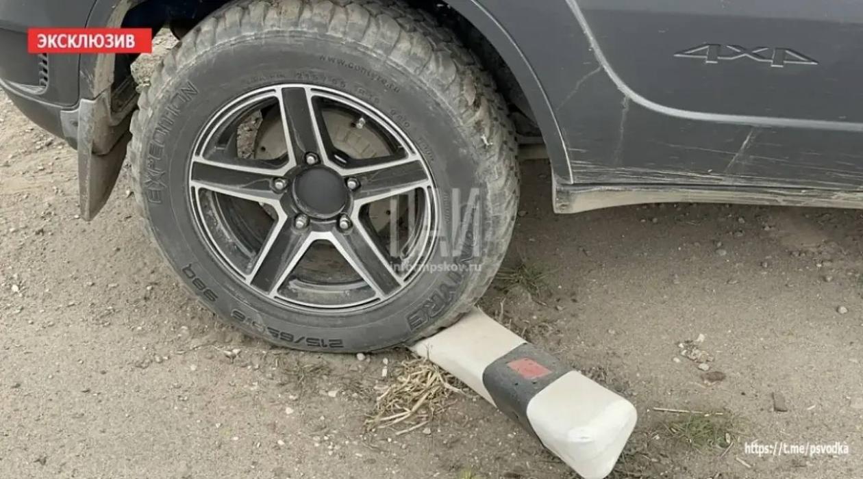 Автомобиль врезался в фонарный столб на железнодорожном переезде в Великих Луках