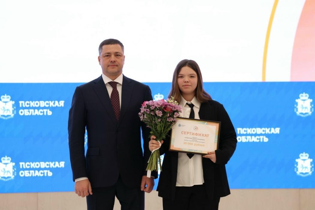 Михаил Ведерников наградил победителей областного конкурса фотографий среди детей-сирот  