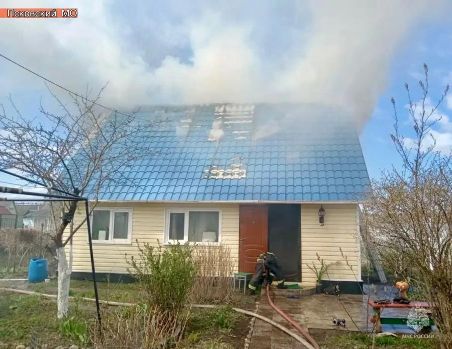 57-летняя женщина пострадала при пожаре в Великих Луках