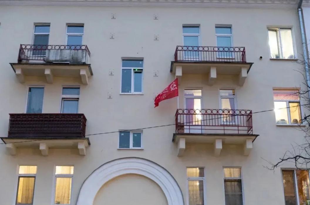 Окна и здания украсили в честь памятной даты