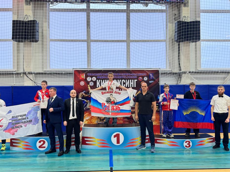 Великолукские кикбоксёры выиграли десять медалей на чемпионате и первенстве СЗФО 
