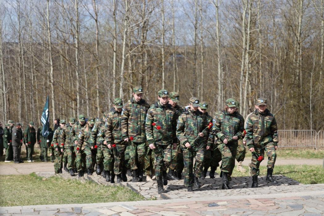 В Пскове возложили цветы к памятнику дружине Александра Невского на горе Соколиха