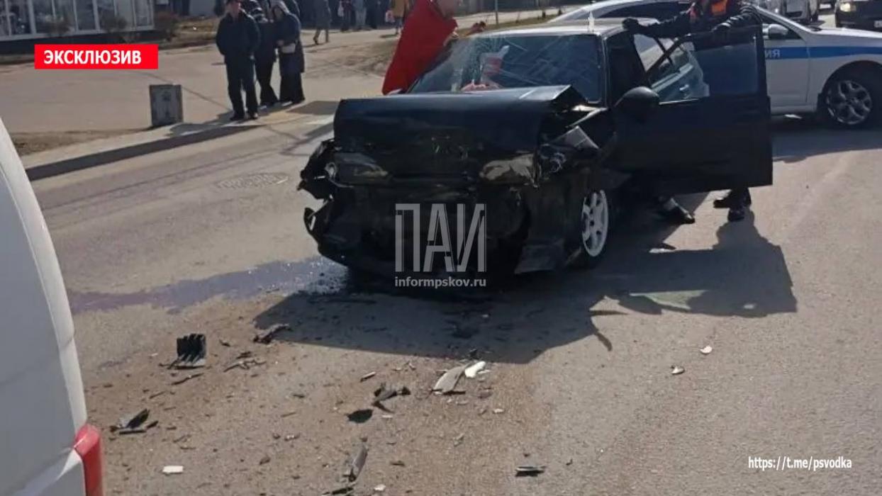 Два автомобиля столкнулись у рынка «Нива» в Пскове