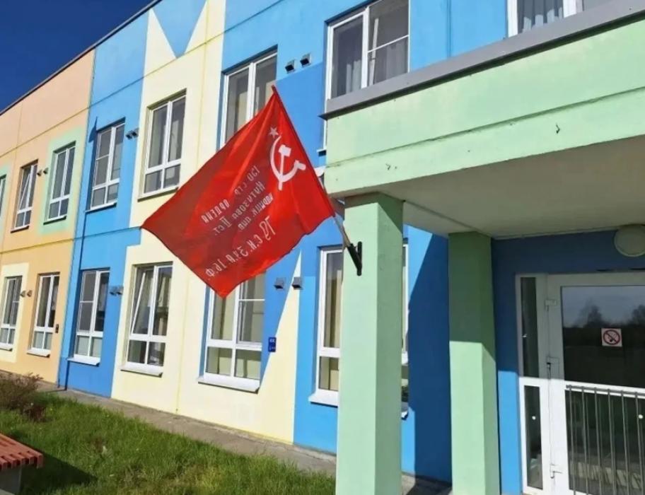 Окна и здания украсили в честь памятной даты