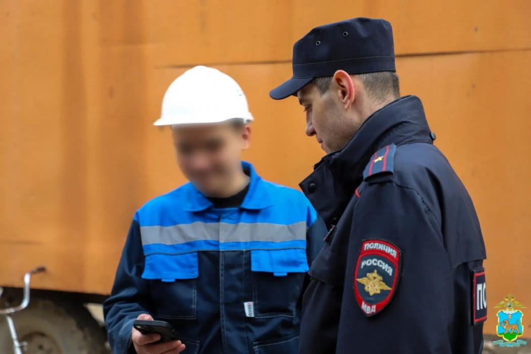 Полиция пресекла незаконную трудовую деятельность мигрантов на стройках в Пскове