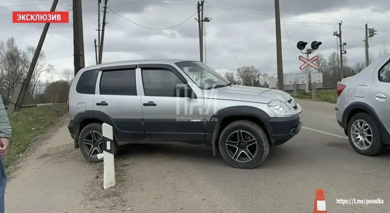 Автомобиль врезался в фонарный столб на железнодорожном переезде в Великих Луках