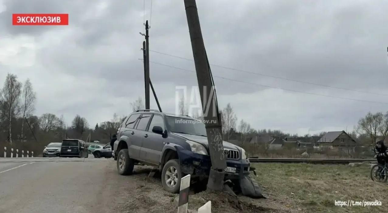 Автомобиль врезался в фонарный столб на железнодорожном переезде в Великих Луках