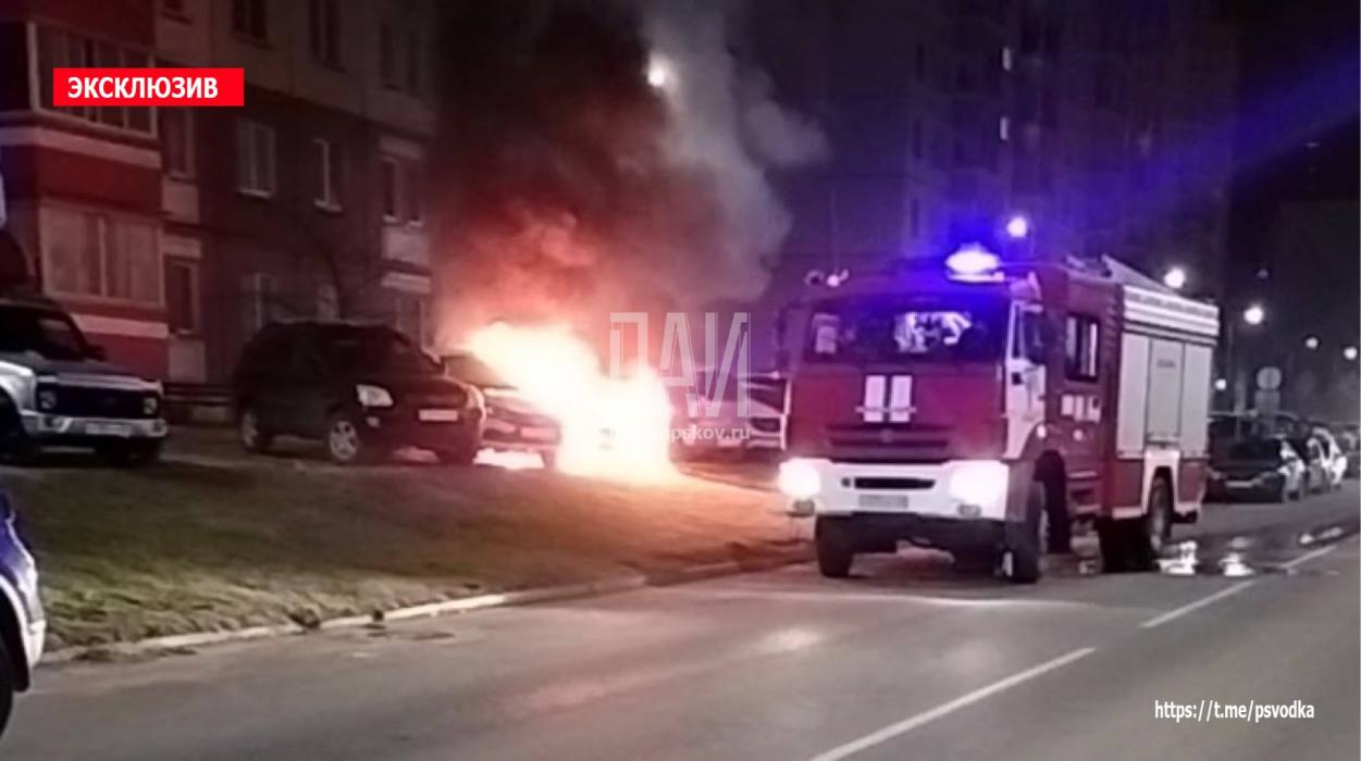 Автомобиль загорелся на парковке в Пскове