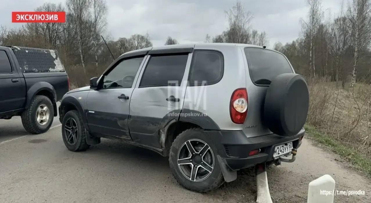 Автомобиль врезался в фонарный столб на железнодорожном переезде в Великих Луках