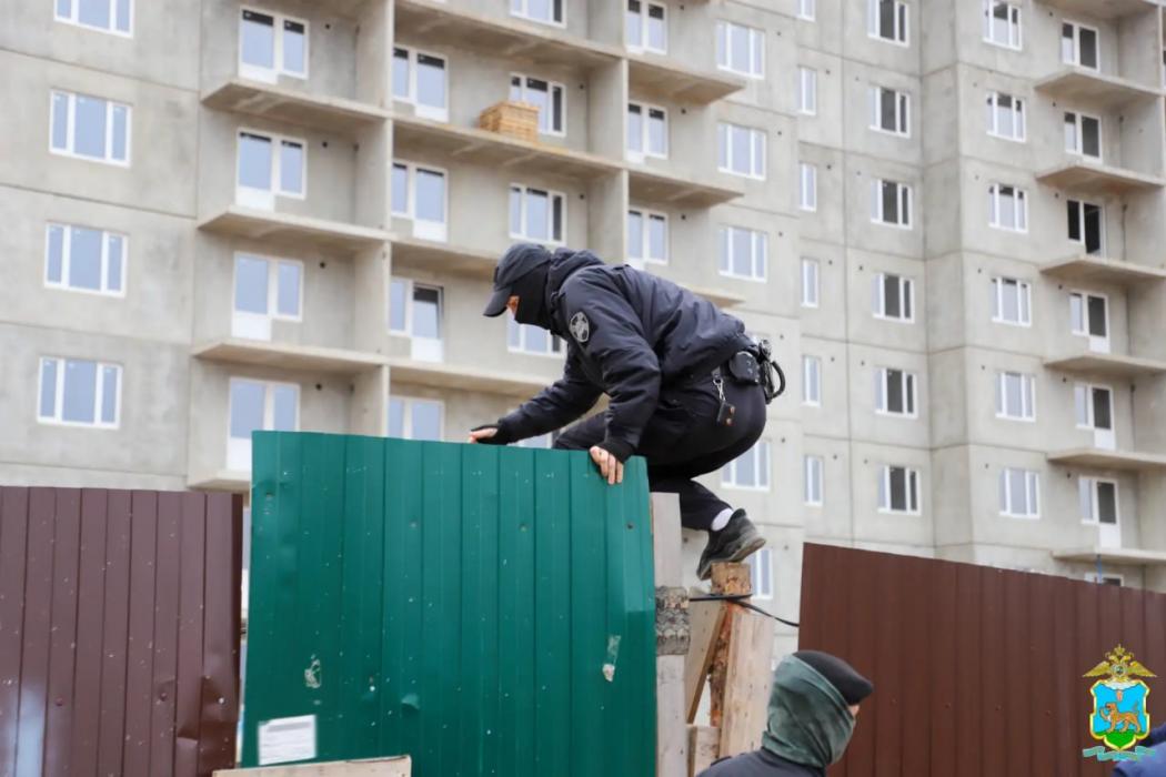 Полиция пресекла незаконную трудовую деятельность мигрантов на стройках в Пскове