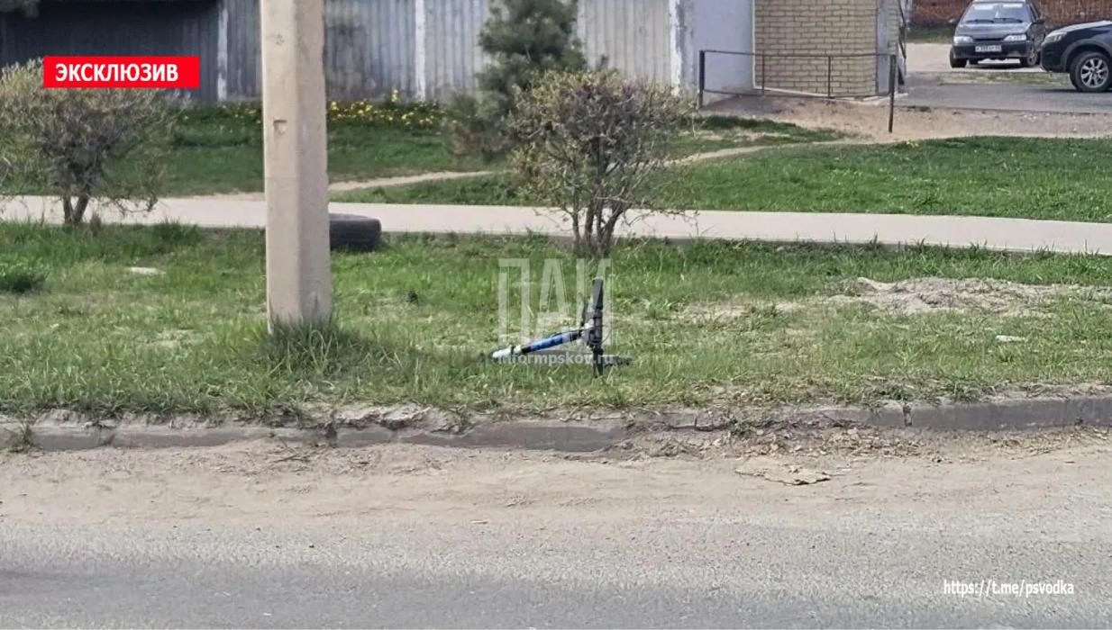 В Великих Луках водитель грузового автомобиля КамАЗ зацепил самокатчик