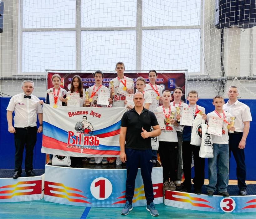 Великолукские кикбоксёры выиграли десять медалей на чемпионате и первенстве СЗФО 