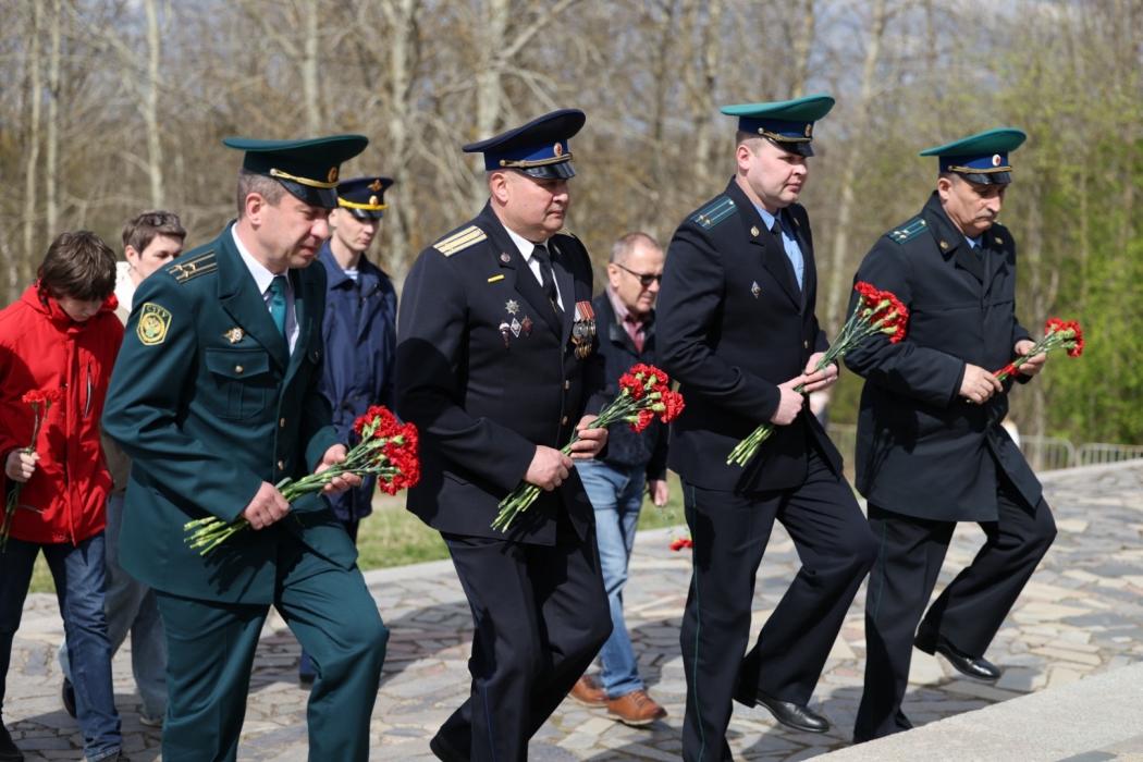 В Пскове возложили цветы к памятнику дружине Александра Невского на горе Соколиха