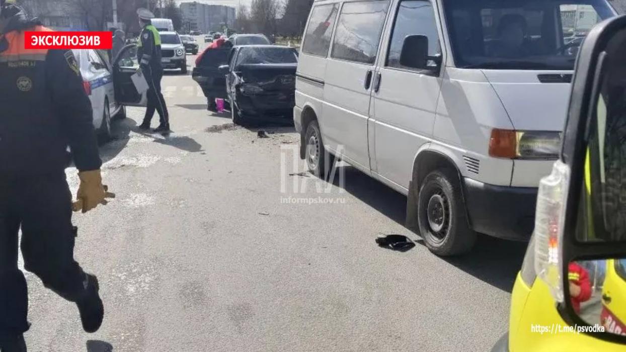 Два автомобиля столкнулись у рынка «Нива» в Пскове