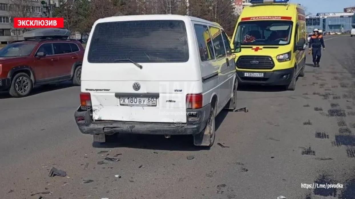 Два автомобиля столкнулись у рынка «Нива» в Пскове